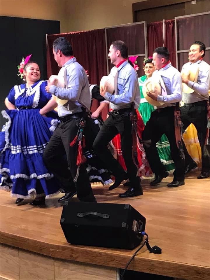 Bailarines en Dancing Joy.